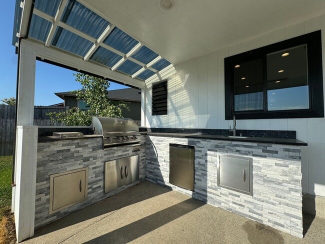Building Photo - Beautiful 3 Bedroom 2 Story Home in Cul de...