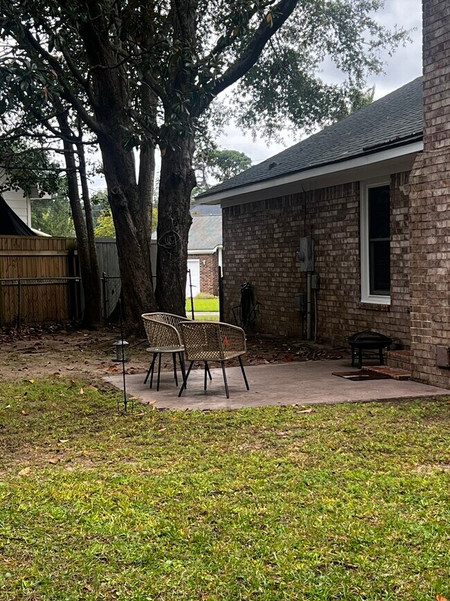 Building Photo - 1234 Island View Dr