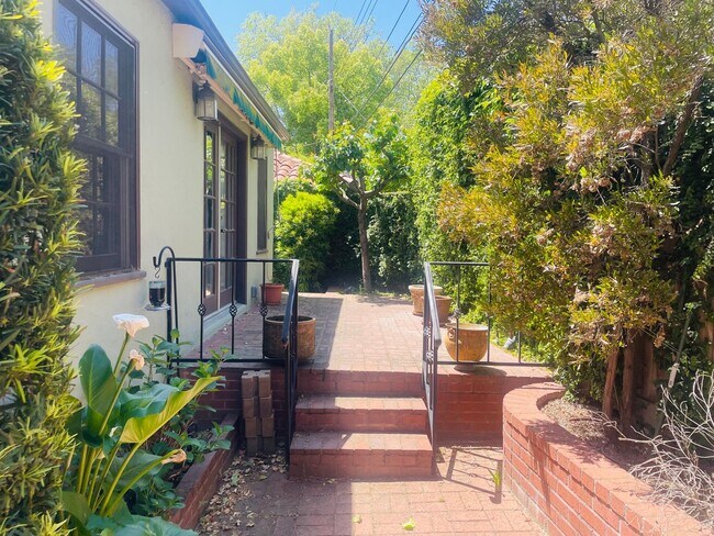 Building Photo - Gorgeous 3bed/2bath home in East Sac