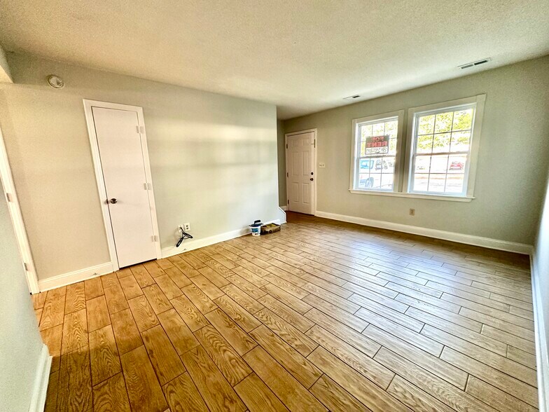 Building Photo - 1605 Fawn Vista Dr N