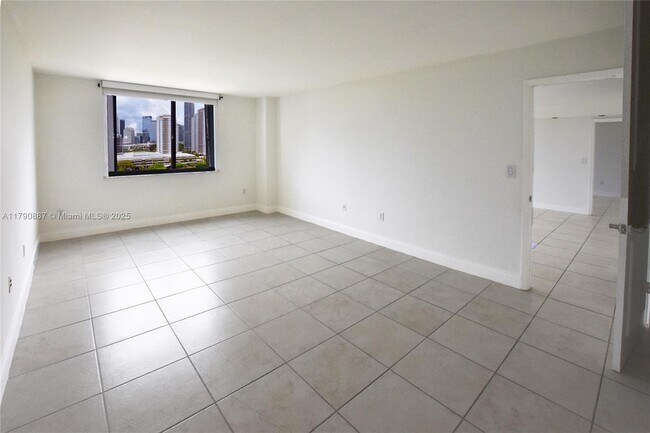 Building Photo - 540 Brickell Key Dr
