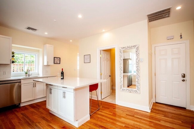 Building Photo - 80 Marion St