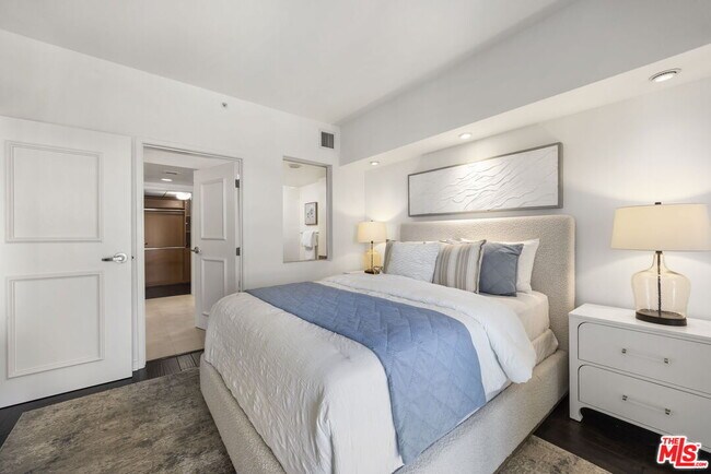 Building Photo - 13700 Marina Pointe Dr