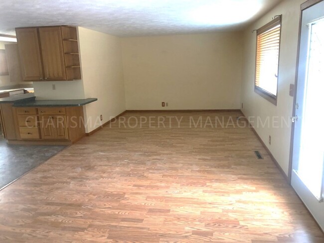 Building Photo - 4 BD, 2 BA HOUSE, HARDWOOD FLOORING THROUG...