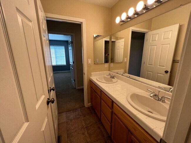 Building Photo - Large 4 bedroom located on a well maintained court!