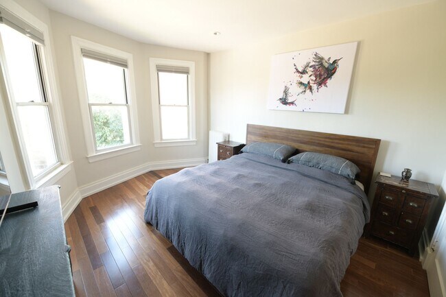 Building Photo - Charming 2BR + home office Condo in the he...