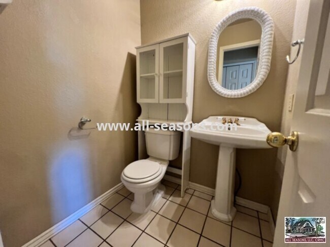 Building Photo - Northwest Tri-Level 5 Bedroom Home For Rent!