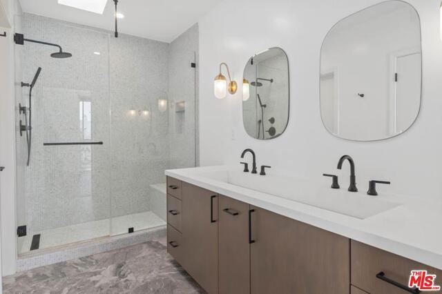 Building Photo - 511 San Vicente Blvd