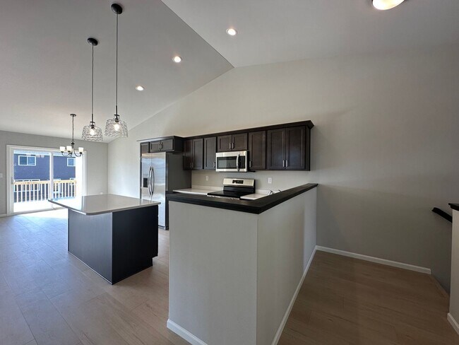 Building Photo - 4-Bedroom, 2-Bathroom Twin Home in South Fargo!