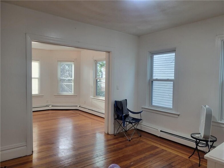 Building Photo - 123 Putnam St
