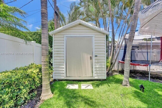 Building Photo - 2080 NE 65th St