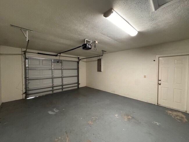 Building Photo - Price Temporary Price Drop!!! Great SE Oca...