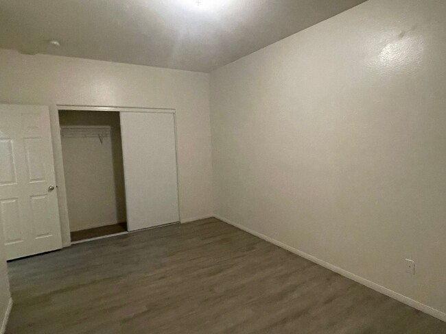 Building Photo - Hesperia- 3 Bedrooms, 2 bathrooms, New pai...