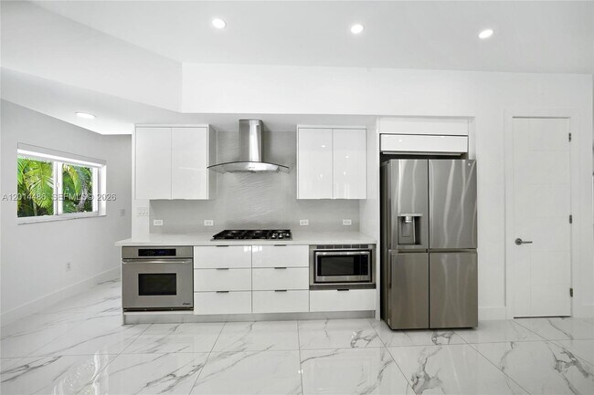 Building Photo - 711 Sunset Dr