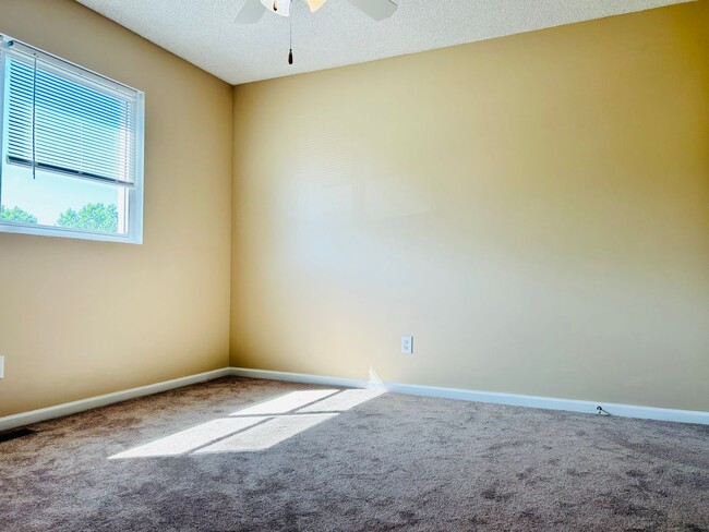 Building Photo - Fresh Updated Interior, Close to Fort Riley