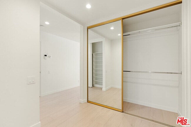 Building Photo - 4933 Collett Ave