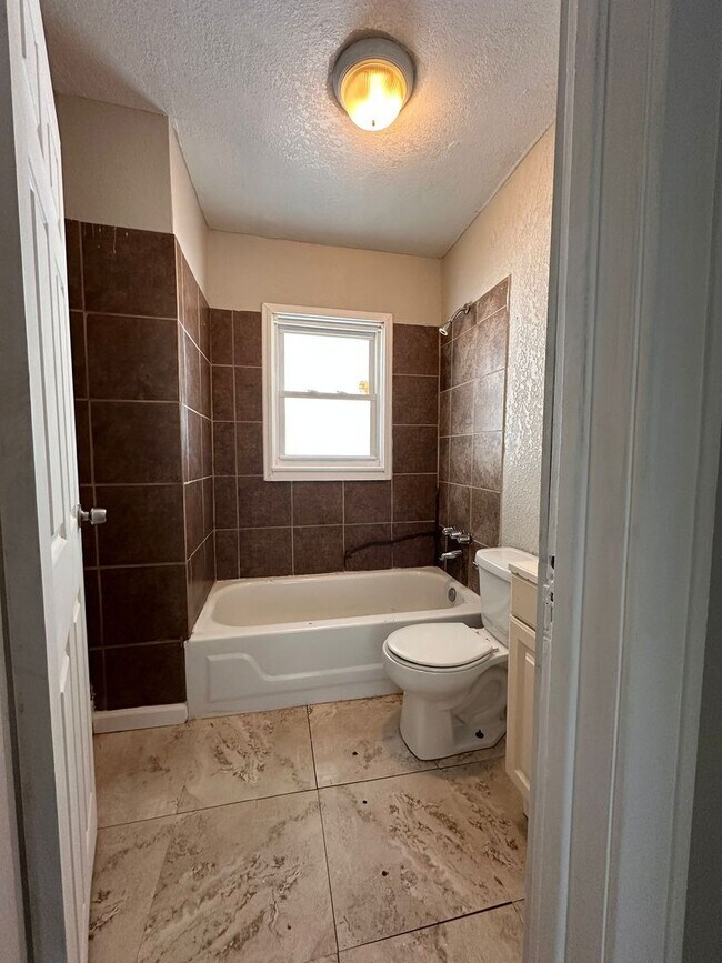 Building Photo - 2 Bedroom 1 Bath