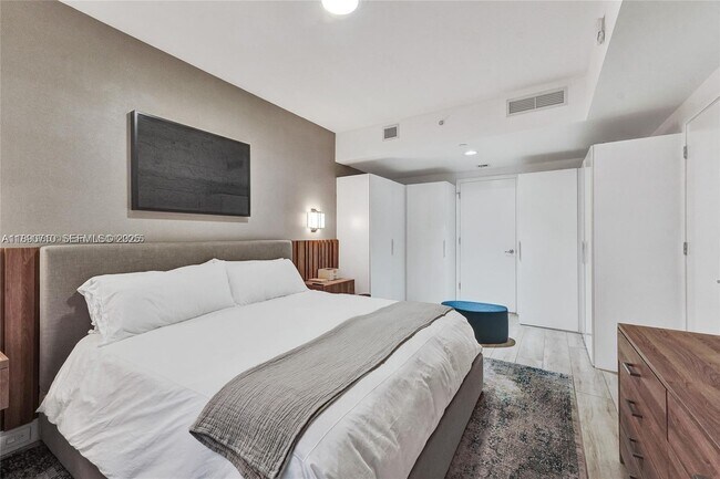 Building Photo - 1010 Brickell Ave