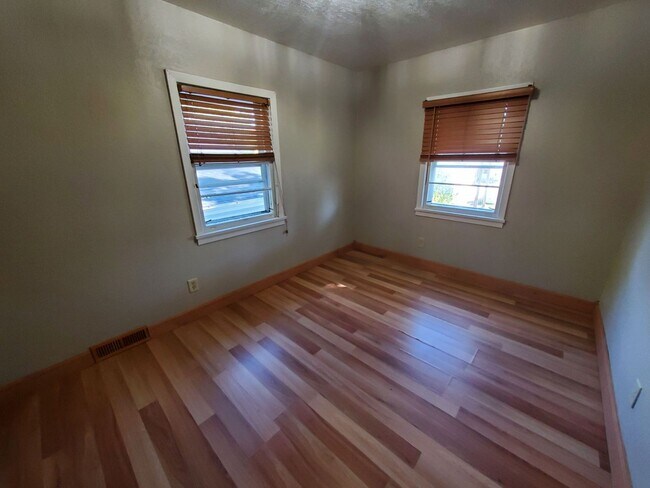 Building Photo - 1112-1114 BYRON AVE DUPLEX