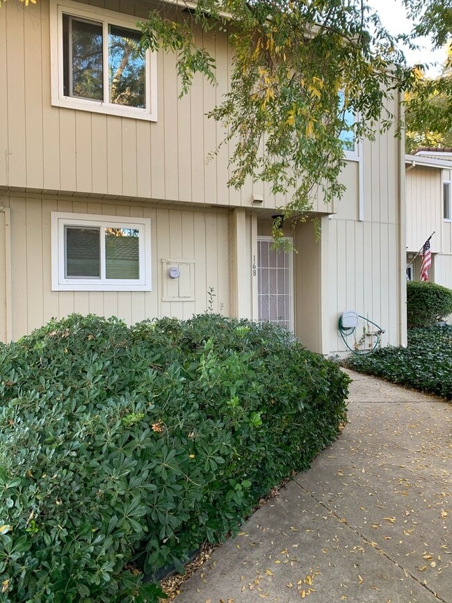 Building Photo - Woodstock Green Townhome unit with a commu...