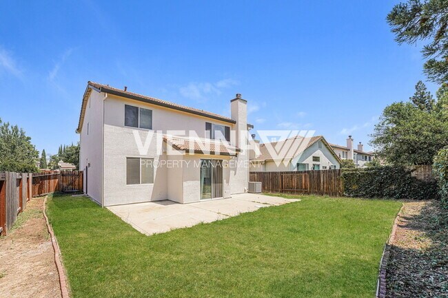 Building Photo - 493 Silverhorn Dr