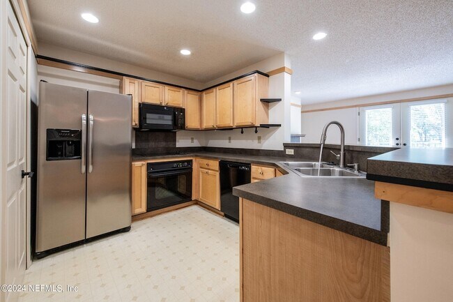 Building Photo - 13715 Richmond Park Dr N