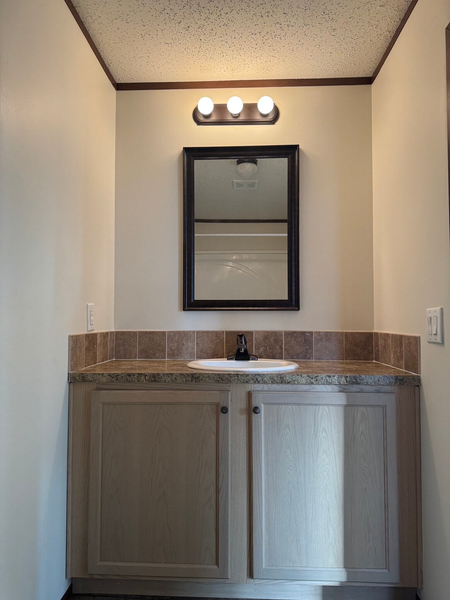 Building Photo - 2372 Maple Dr