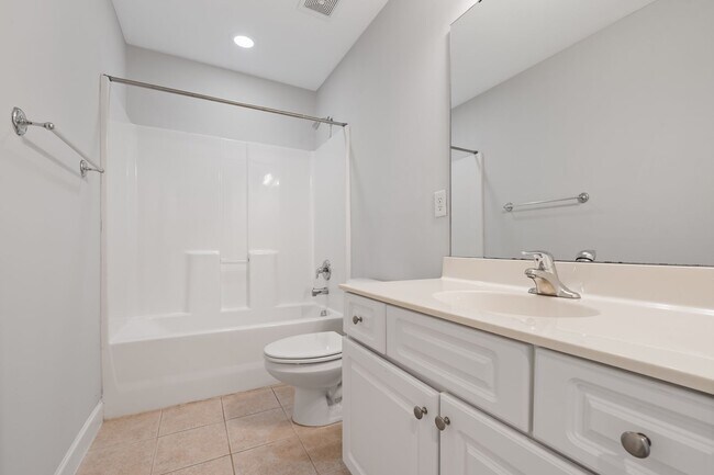 Building Photo - Beautiful 3 Bedroom / 2.5 Bathroom Townhome - Available NOW!