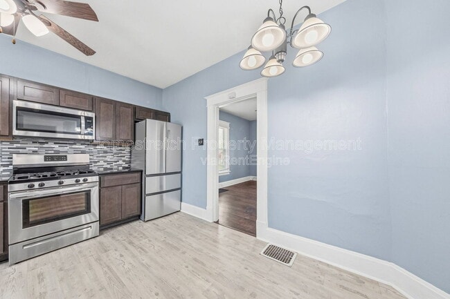 Building Photo - 704 W Johnson St