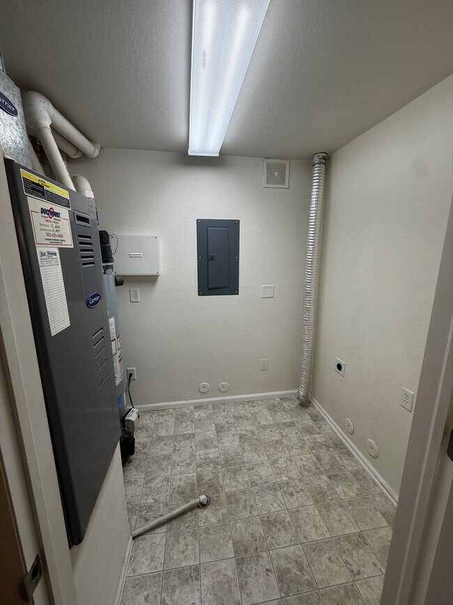 Building Photo - Beautiful,  2 Bed/2 Bath Condo in High Pla...