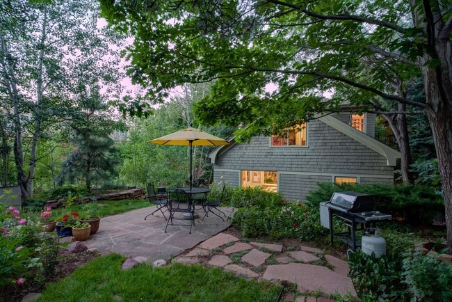 Building Photo - Quintessential Boulder Cottage in Mapleton...