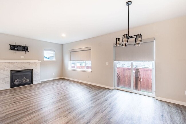 Building Photo - 3 bed 2.5 bath townhouse with garage.