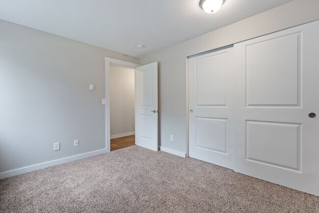 Building Photo - Huge 2 Bedroom For a Great Price!! $500 Off Your First Full Month!
