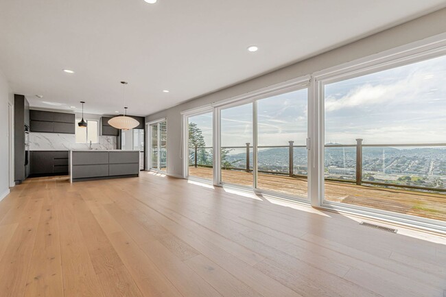 Building Photo - Stunning Three Bedroom Home in Westwood Hi...