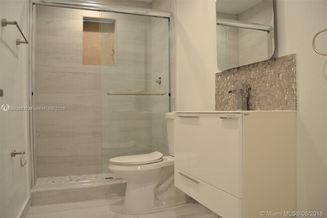 Building Photo - 9375 Fontainebleau Blvd