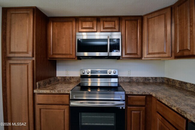 Building Photo - 5855 N Kolb Rd