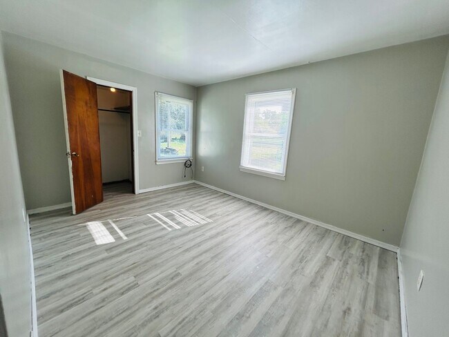 Building Photo - 202-204 E Maple St
