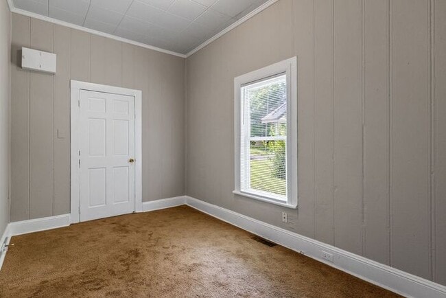 Building Photo - UNCG area with 3 bedrooms and 1 bath, Cent...