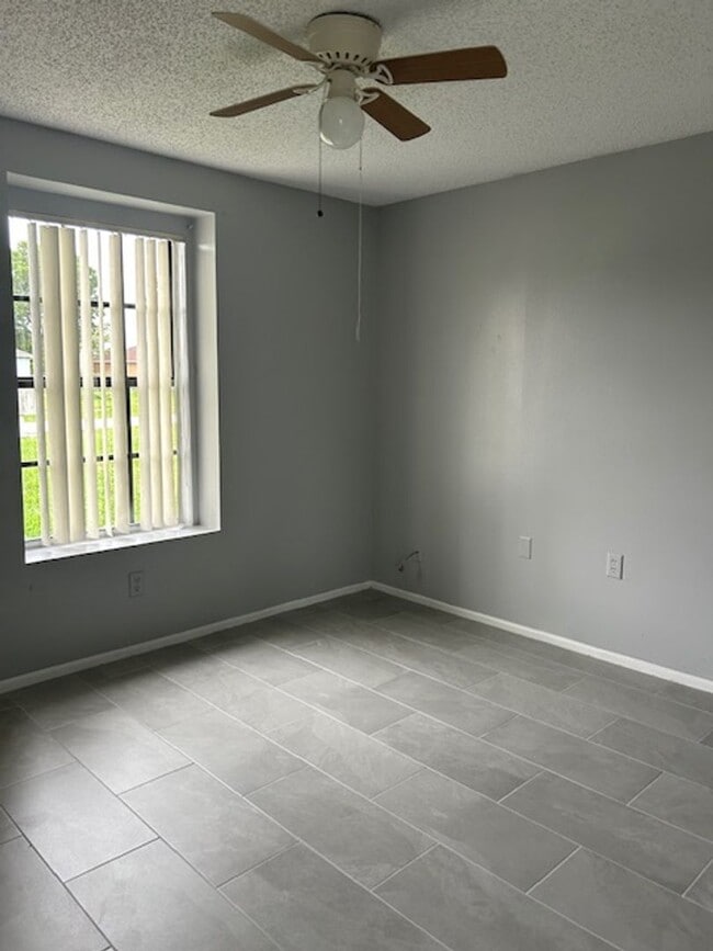 Building Photo - 3 bedroom, 2 bath home
