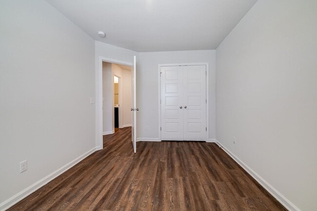 Building Photo - Open-Concept 3BED 2.5 BATH Townhome with L...