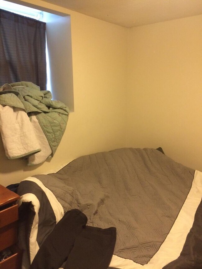 Building Photo - ALLSTON 4 BED/2 BATH FOR $1K/PERSON