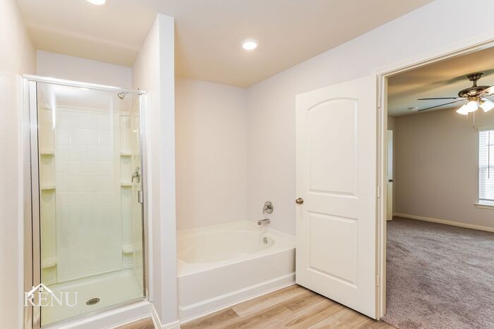 Building Photo - 10453 Sweetwater Creek Dr