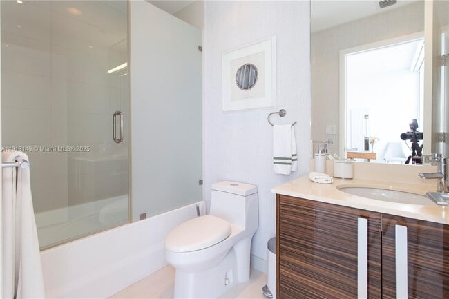 Building Photo - 2020 N Bayshore Dr