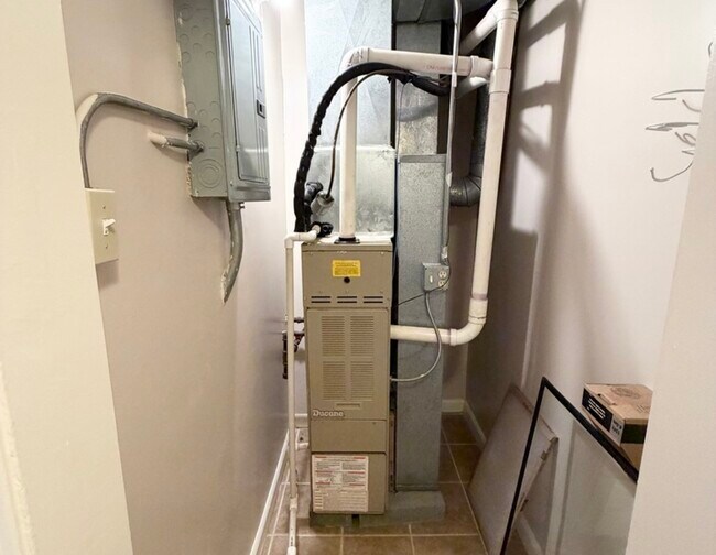 Building Photo - 1521 E 65th St