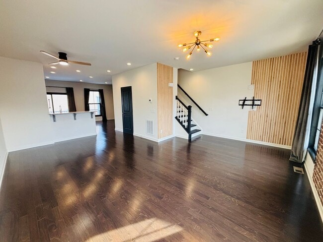 Building Photo - 3-4 Bedroom, 3.5 Bath Townhouse