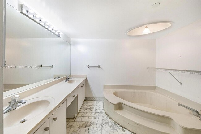 Building Photo - 2000 Towerside Terrace