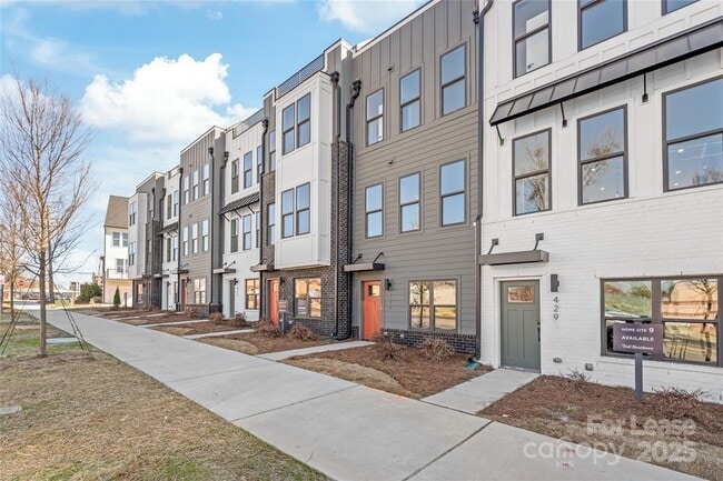 Building Photo - 425 Blairhill Rd