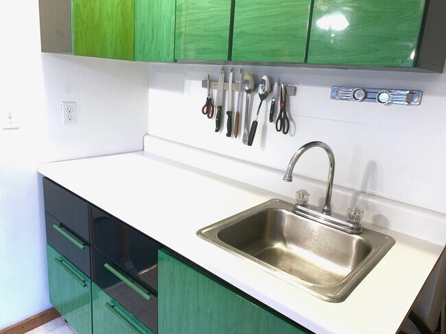 Kitchen counter - 226 6th St