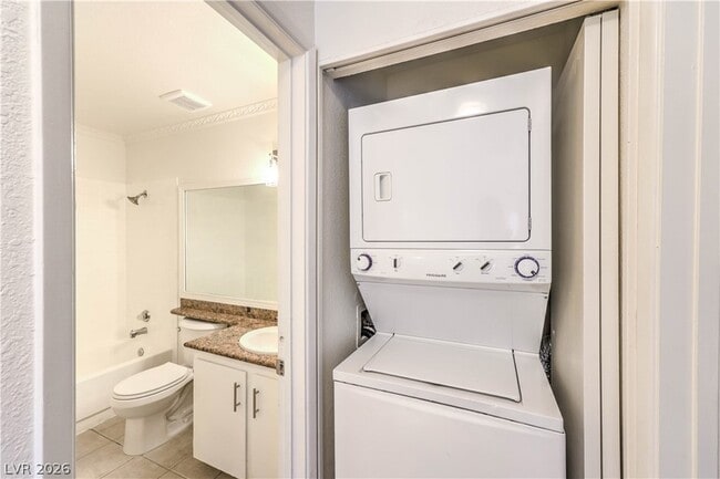Building Photo - 460 Elm Dr