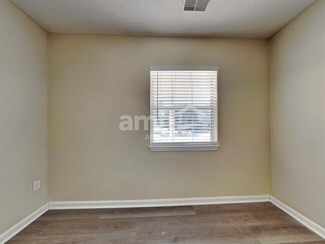 Building Photo - 14 Hidden Lakes Ln